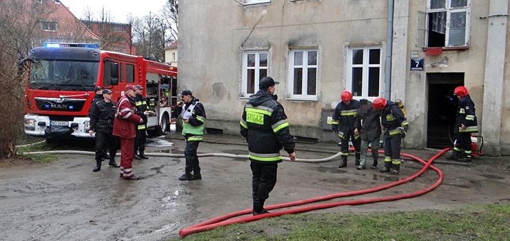 Pożar na Górnośląskiej. Trzy osoby przewiezione do szpitala