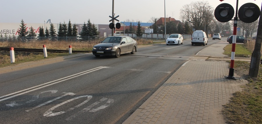 Znaku STOP nie ma, ale mieszkacy dalej si zatrzymuj. Ulica uawska nieprzygotowana do objazdw