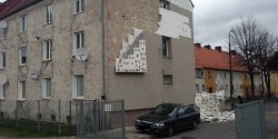 Z budynku przy ul. Rechniewskiego odpad�a �wie�o po�o�ona elewacja