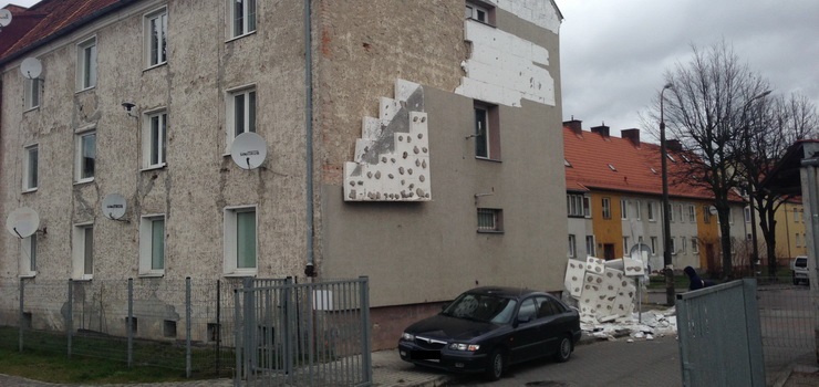 Z budynku przy ul. Rechniewskiego odpada wieo pooona elewacja