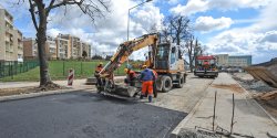Przebudowa ul. Cz�stochowskiej na ostatniej prostej. Drogowcy u�o�yli asfalt na kolejnym odcinku