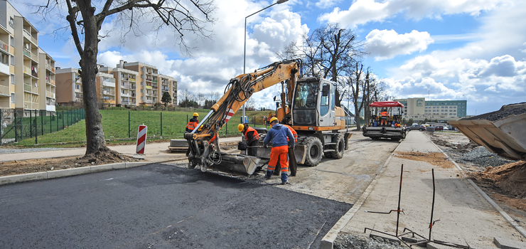 Przebudowa ul. Częstochowskiej na ostatniej prostej. Drogowcy ułożyli asfalt na kolejnym odcinku