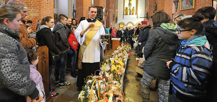 Wielka Sobota w Elbląskiej Katedrze – zobacz zdjęcia ze święcenia wielkanocnych koszyków