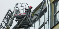 Silny wiatr sprawi�, �e konieczna by�a interwencja Stra�y Po�arnej