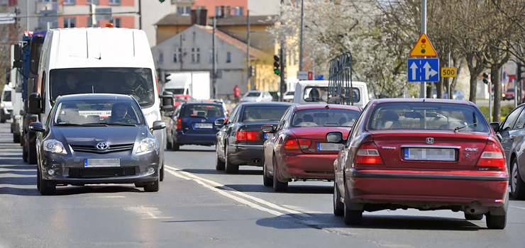 Podwjna ciga utrapieniem kierowcw. Wyprzedzasz cignik lub zatrzymujcy si autobus zostaniesz ukarany