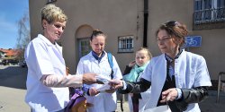  Walcz� o zwi�kszenie wynagrodze� i ilo�� etat�w. Elbl�skie piel�gniarki pod Urz�dem g�o�no m�wi�y o swoich problemach