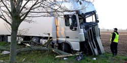Kazimierzowo: Ci�ar�wk� uderzy� w drzewo. Kierowca w szpitalu