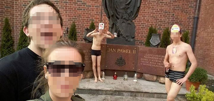 Dla modziey najwaniejsze jest, aby zaistnie? Zdjcie przed pomnikiem Jana Pawa II szokuje internautw