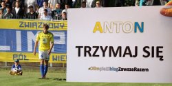 Kibice wspieraj� kontuzjowanego zawodnika. Trwa akcja "Anton-Trzymaj si�"