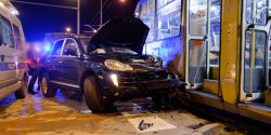 P�k. D�bka: porsche wjecha�o wprost pod tramwaj.  Jedna osoba w szpitalu
