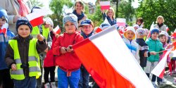 Przedszkolaki uczciły Święto Flagi. Zobacz zdjęcia z całego przemarszu