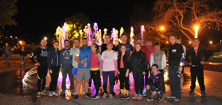 Elblążanie biegli 6km przez miasto. Wystartowali o zmroku