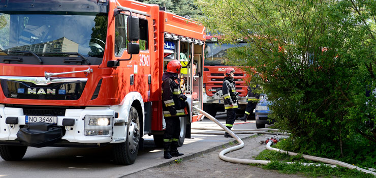 Poar w mieszkaniu przy Kasprzaka. Jedna osoba odwieziona do szpitala