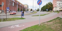 Piesi na ciekach rowerowych utrudniaj przejazd. Za to rwnie grozi mandat