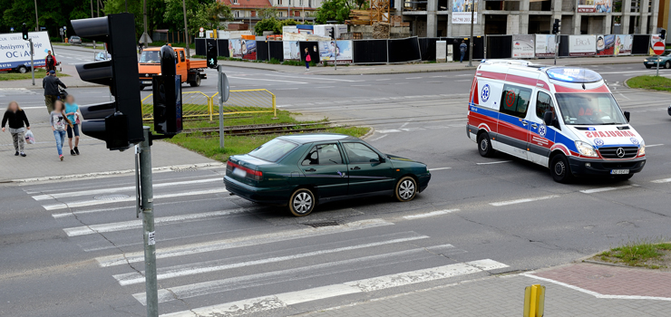 Pk. Dbka: potrcenie na przejciu. Pieszy wbieg na czerwonym wietle