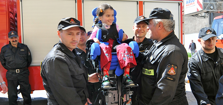 Są jej aniołami od 4 lat. Elbląscy strażacy zakupili dla małej Angeliki pionizator