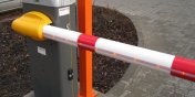 „Z kadej strony zostali odcici przez szlabany ssiadujcych z nimi nieruchomociami”