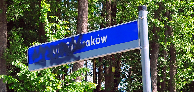 W Elblgu tabliczki z nazwami ulic s w opakanym stanie? „Naley je wyprostowa, oczyci, uzupeni”