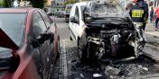 Pożar samochodów na parkingu pod Halą przy ul.Brzozowej. Ogień zniszczył cztery auta