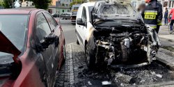 Po�ar samochod�w na parkingu pod Hal� przy ul.Brzozowej. Ogie� zniszczy� cztery auta