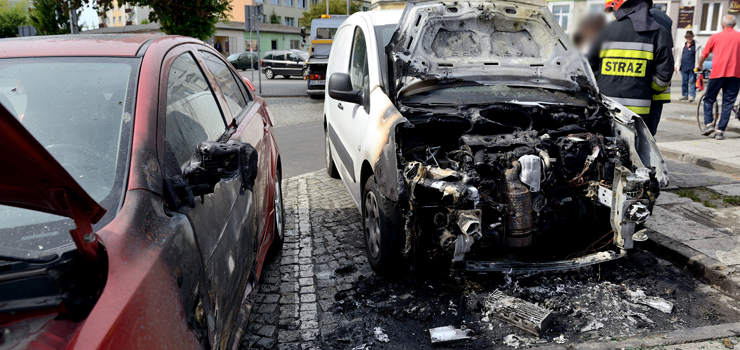 Pożar samochodów na parkingu pod Halą przy ul.Brzozowej. Ogień zniszczył cztery auta