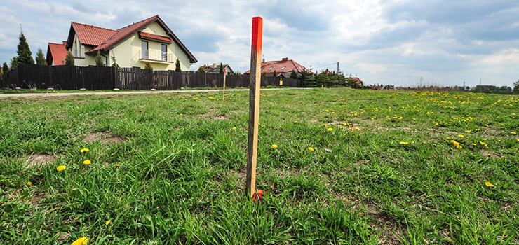 Działki budowlane przy Chrobrego i na Bielanach kupimy taniej. Miasto obniżyło ich ceny o... 4%!