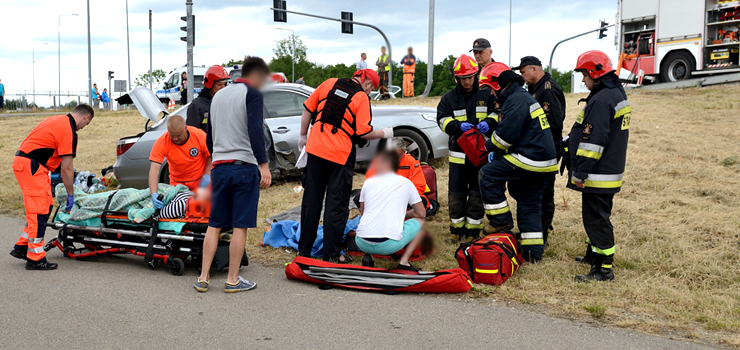 Groźny wypadek na skrzyżowaniu obwodnicy z ul. Żuławską. Dwie osoby ranne. W akcji śmigłowiec LPR
