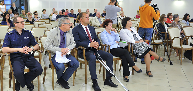 „Dom kojarzy mi się z miejscem, z którego trzeba uciec”. Z jakimi problemami borykają się elblążanie?