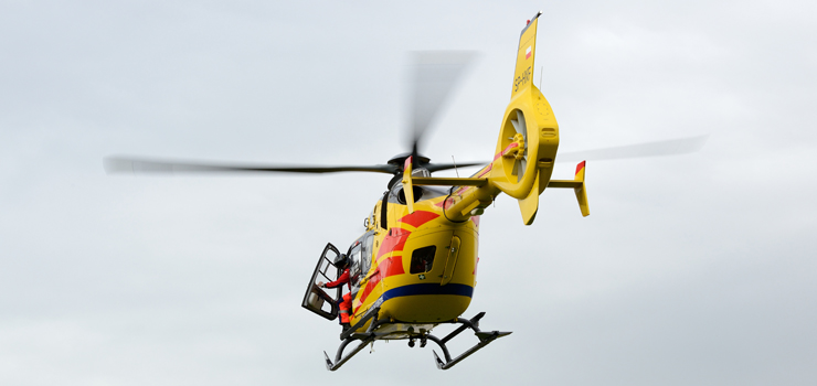 Dziecko wpadło do zbiornika z szambem. Zostało przetransportowane śmigłowcem do szpitala