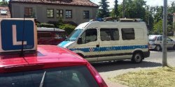 Zatrzyma� si� na zderzaku nauki jazdy. Badanie wykaza�o u 70-latka 1,4 promila
