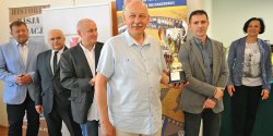  „Z p�askiej kartki musimy zrobi� ciekaw� bry��”.  Wies�aw Kochanek otrzyma� Puchar Prezydenta