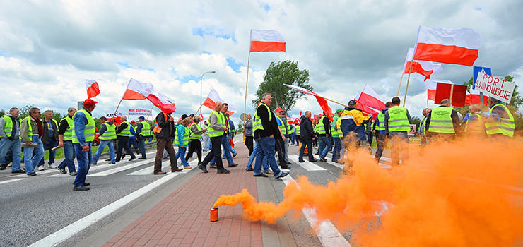 Rybacy z Mierzei zablokowali drogę nr 7. Na wysokości Kiezmarku tworzyły się ogromne korki