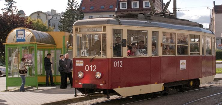 Zabytkowy – czerwony – poruszony. Rusza zabytkowy tramwaj