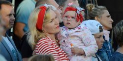 Obni�aj�ca si� temperatura o�ywi�a uczucia przyby�ych na koncert - zobacz zdj�cia