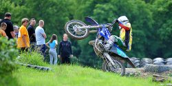 Motocrossowe pokazy na torze w Jeleniej Dolinie przyci�gn�y wielu fan�w motoryzacji