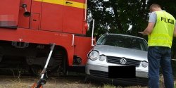Samoch�d osobowy zderzy� si� w Stegnie z kolejk� w�skotorow�. Ranne 10-letnie dziecko