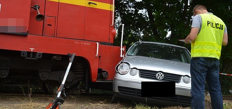 Samochd osobowy zderzy si w Stegnie z kolejk wskotorow. Ranne 10-letnie dziecko