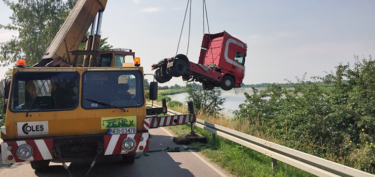 W Kępie Rybackiej ciężarówka wjechała do Nogatu. Do jej wyciągnięcia potrzebny był dźwig