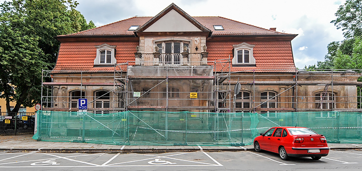 Z dużym opóźnieniem, ale ruszyła. Od maja trwa rewitalizacja zabytkowego pałacyku przy Stoczniowej