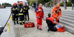 Akcja ratunkowa na rzece Elbląg. Strażacy wyciągnęli z wody mężczyznę
