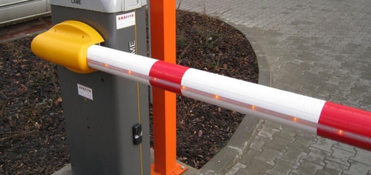 Pijany 36-latek zniszczył szlaban przy szpitalu. Grozi mu kara do 5 lat więzienia