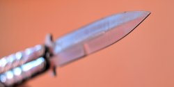 34-latek siedzia� na przystanku przy ul. Gwiezdnej... z ran� ci�t�. No�em ugodzi� go jego ojczym