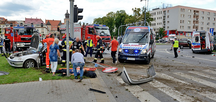 Sprawdzilimy, jaki jest stan poszkodowanych wczorajszego wypadku karetki z hond civic