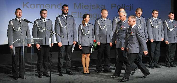  147 elbląskich policjantów oraz pracowników cywilnych otrzymało awanse i odznaczenia