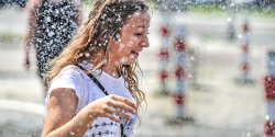 Dzisiejsza sobota b�dzie najgor�tszym dniem w tym roku. Och�od� znajdziemy przy kurtynie wodnej