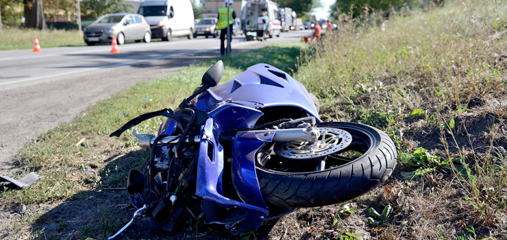 Nowy Dwr Elblski (za Jegownikiem): zderzenie motocykla z osobwk. Ranny motocyklista w szpitalu