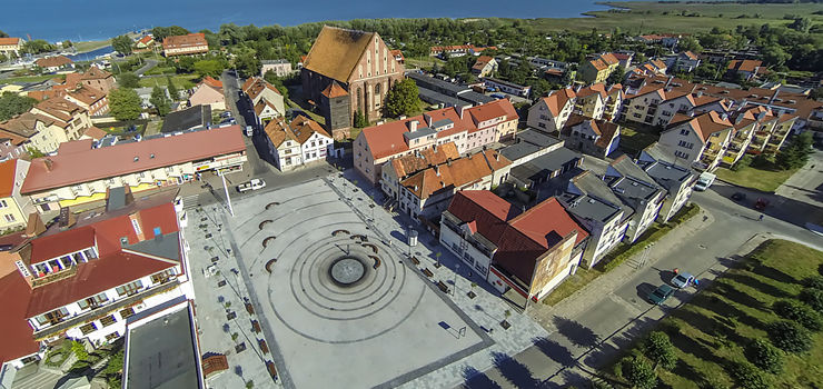 Nowy plac a na nim Układ Słoneczny i figura Kopernika. Zobacz, jak wypiękniało centrum Fromborka