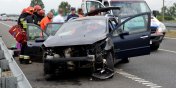 Wypadek na S7. Peugeot z czterema osobami w środku uderzył w barierę energochłonną