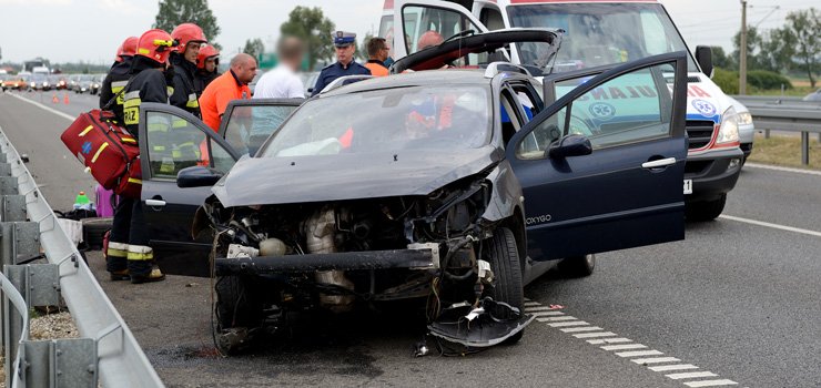 Wypadek na S7. Peugeot z czterema osobami w rodku uderzy w barier energochonn