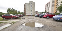 Teraz s tu dziury, boto i parkowanie na trawie. Miasto rozbuduje parking przy wieowcach na Kociuszki